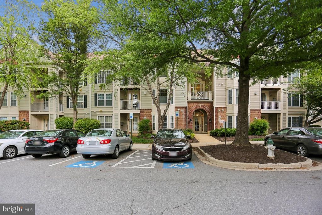 Image 2 of property listing at 18715 SPARKLING WATER DR #9-202, Germantown, MD 20874