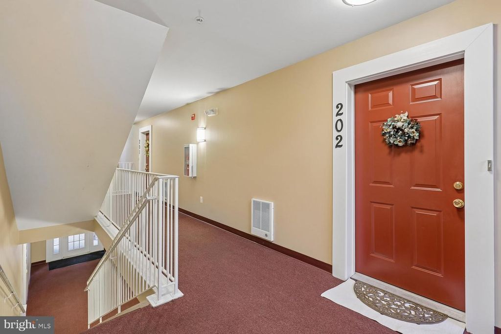 Image 9 of property listing at 18715 SPARKLING WATER DR #9-202, Germantown, MD 20874