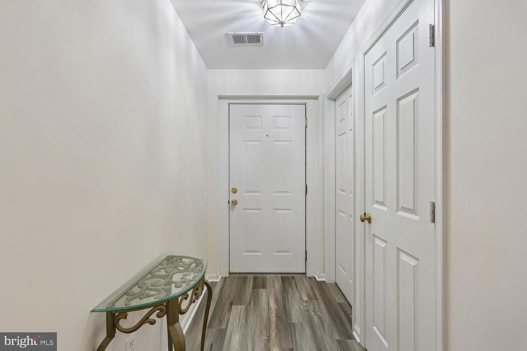 Image 10 of property listing at 18715 SPARKLING WATER DR #9-202, Germantown, MD 20874