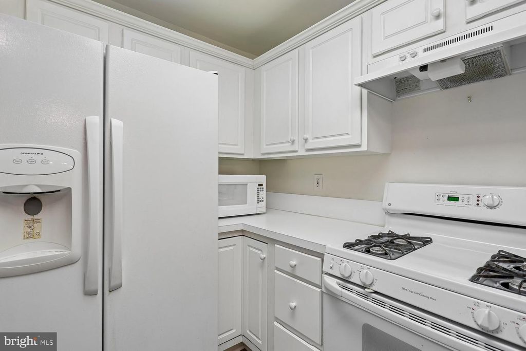 Image 28 of property listing at 18715 SPARKLING WATER DR #9-202, Germantown, MD 20874