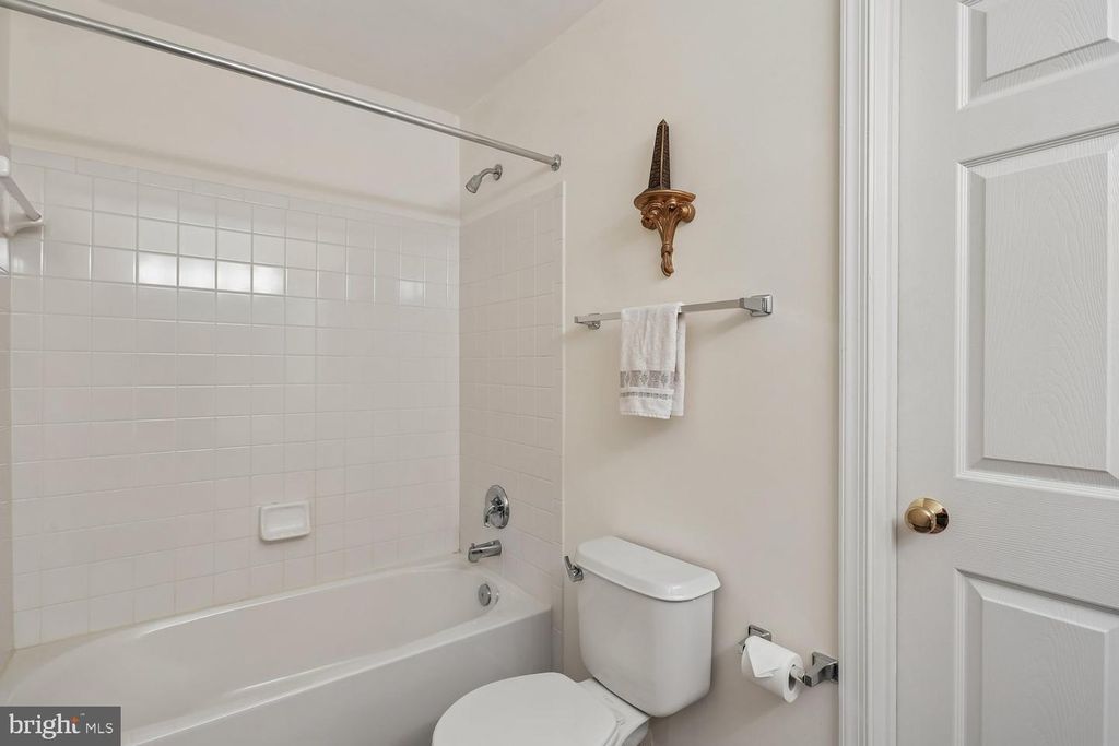 Image 36 of property listing at 18715 SPARKLING WATER DR #9-202, Germantown, MD 20874