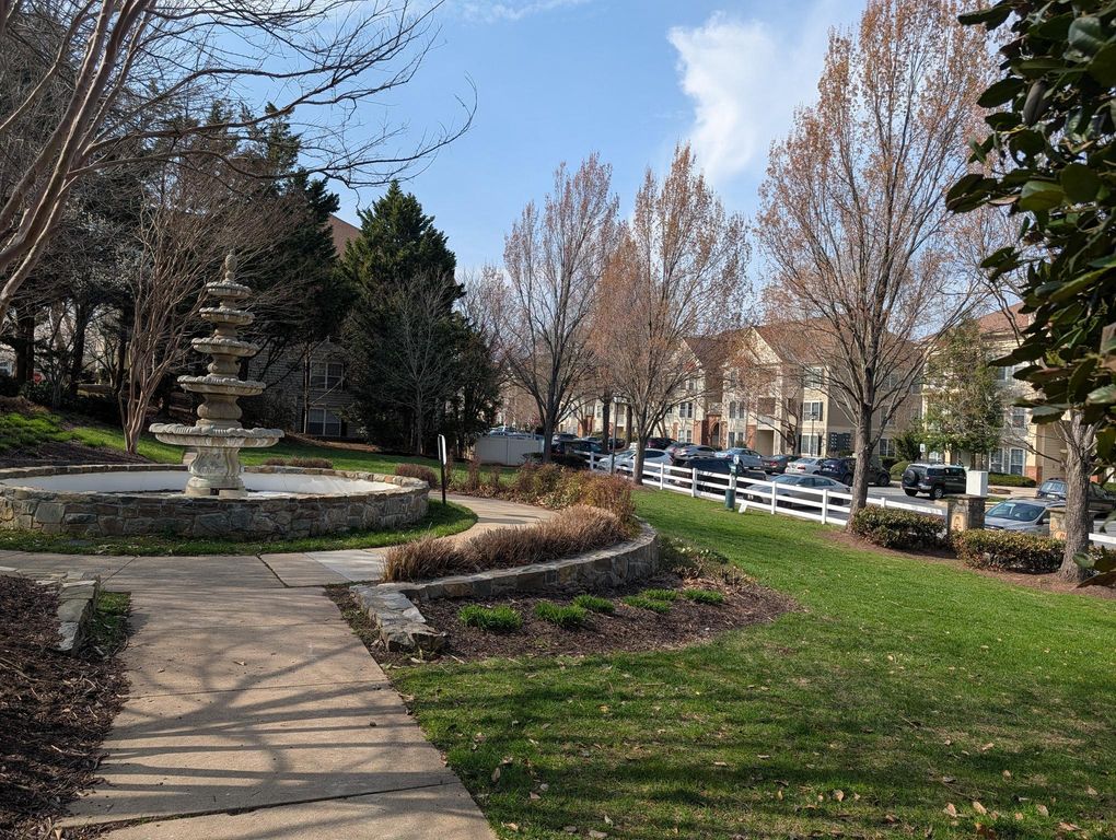 Image 3 of property listing at 18715 SPARKLING WATER DR #9-202, Germantown, MD 20874