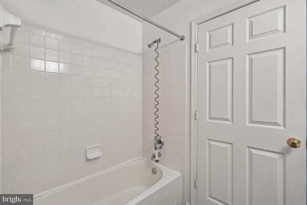 Image 42 of property listing at 18715 SPARKLING WATER DR #9-202, Germantown, MD 20874