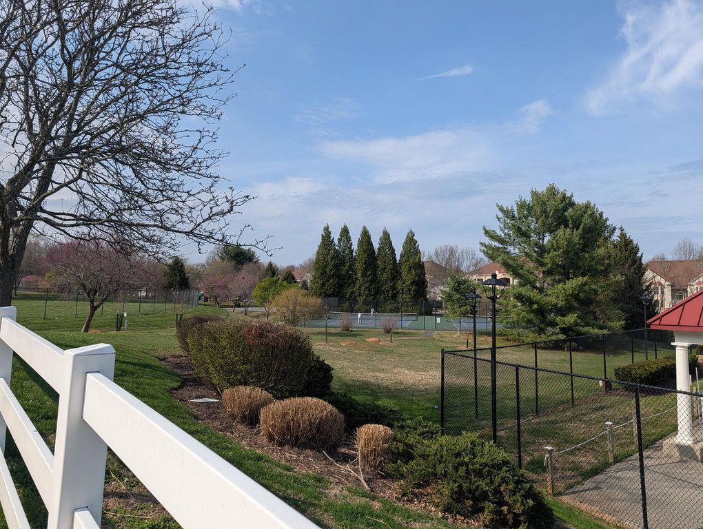 Image 4 of property listing at 18715 SPARKLING WATER DR #9-202, Germantown, MD 20874