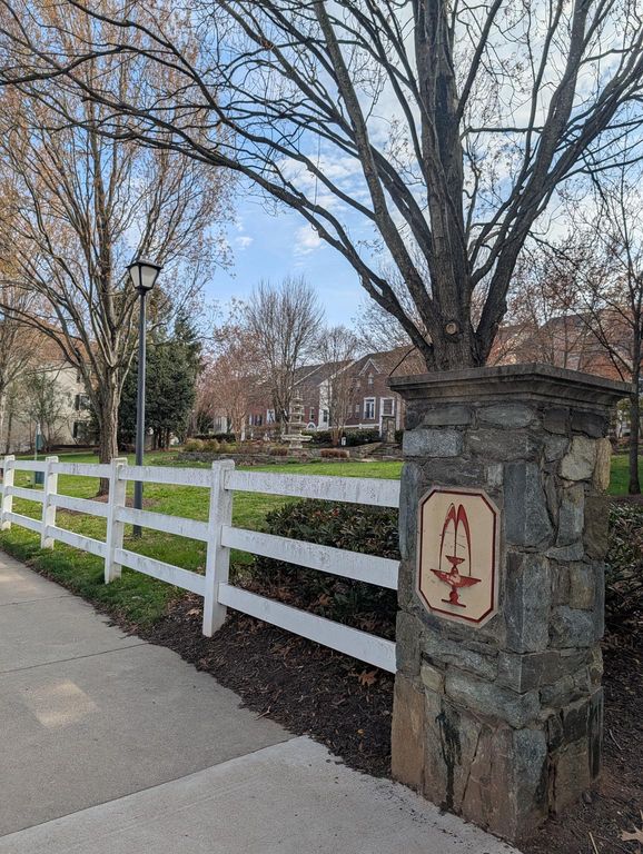 Image 5 of property listing at 18715 SPARKLING WATER DR #9-202, Germantown, MD 20874