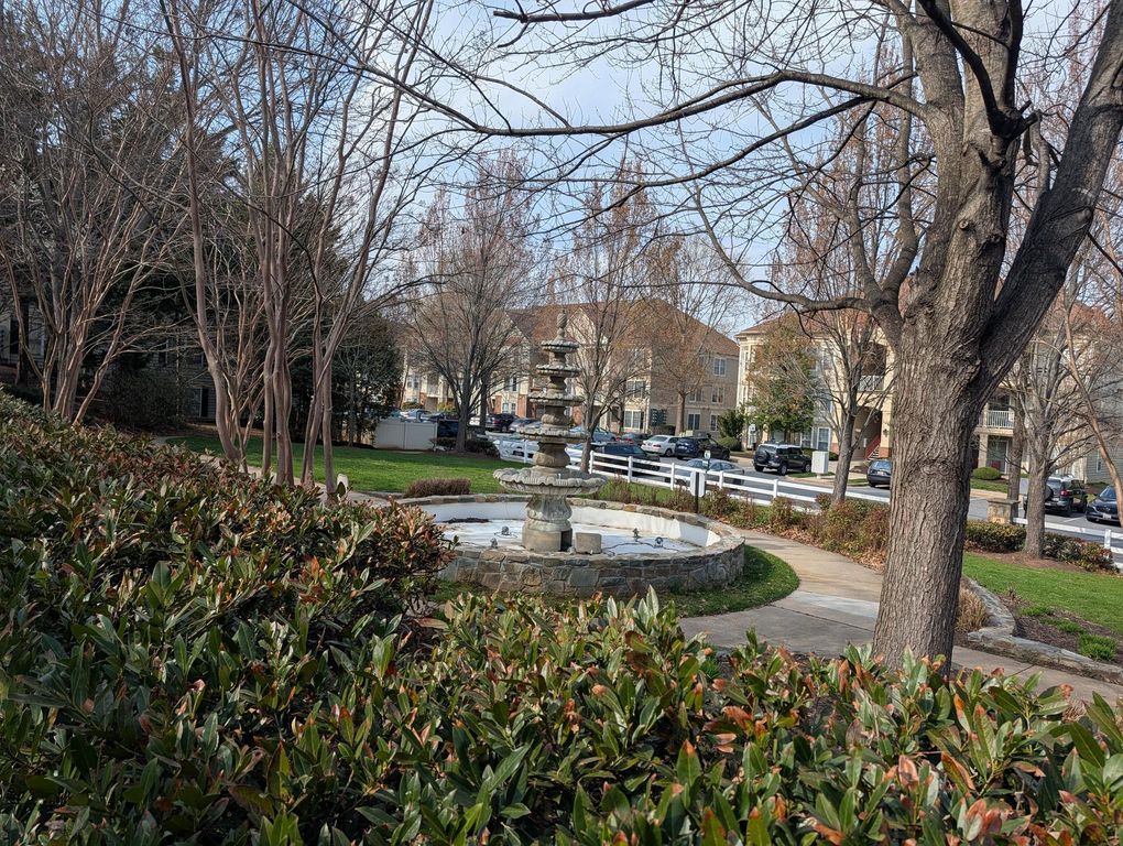 Image 6 of property listing at 18715 SPARKLING WATER DR #9-202, Germantown, MD 20874