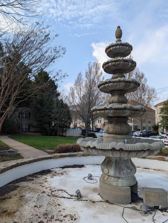 Image 8 of property listing at 18715 SPARKLING WATER DR #9-202, Germantown, MD 20874