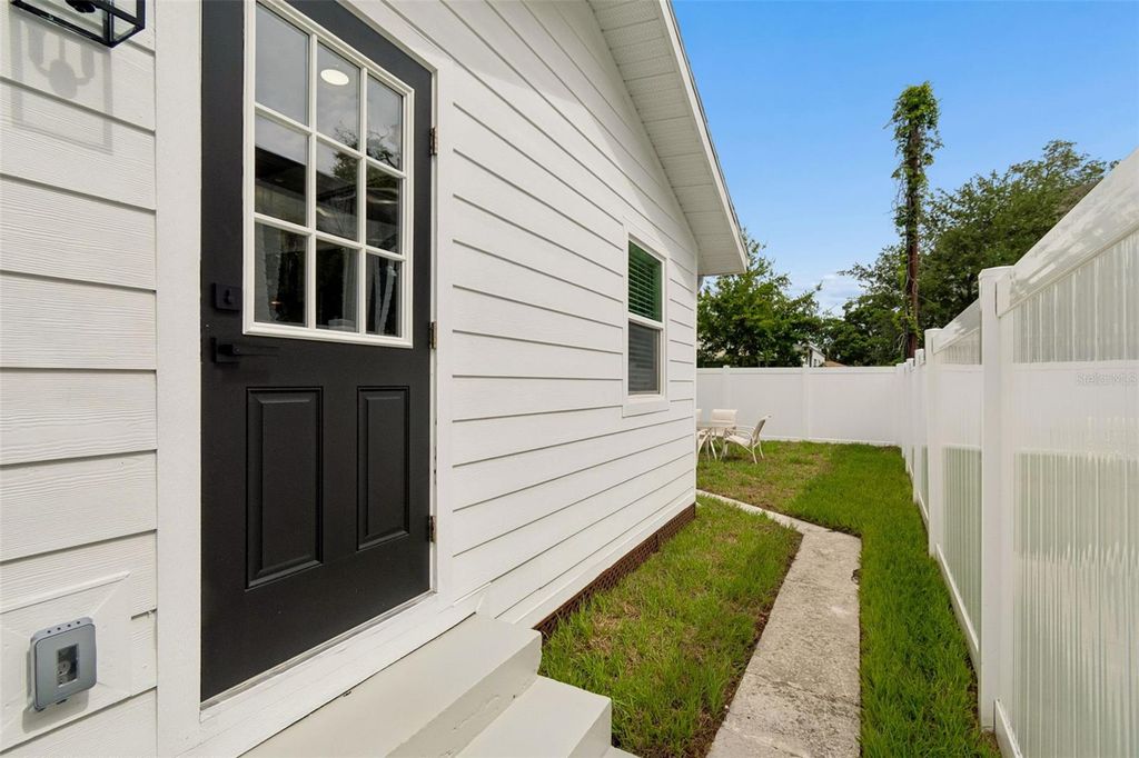 Image 26 of property listing at 2505 W NORTH B STREET, Tampa, FL 33609
