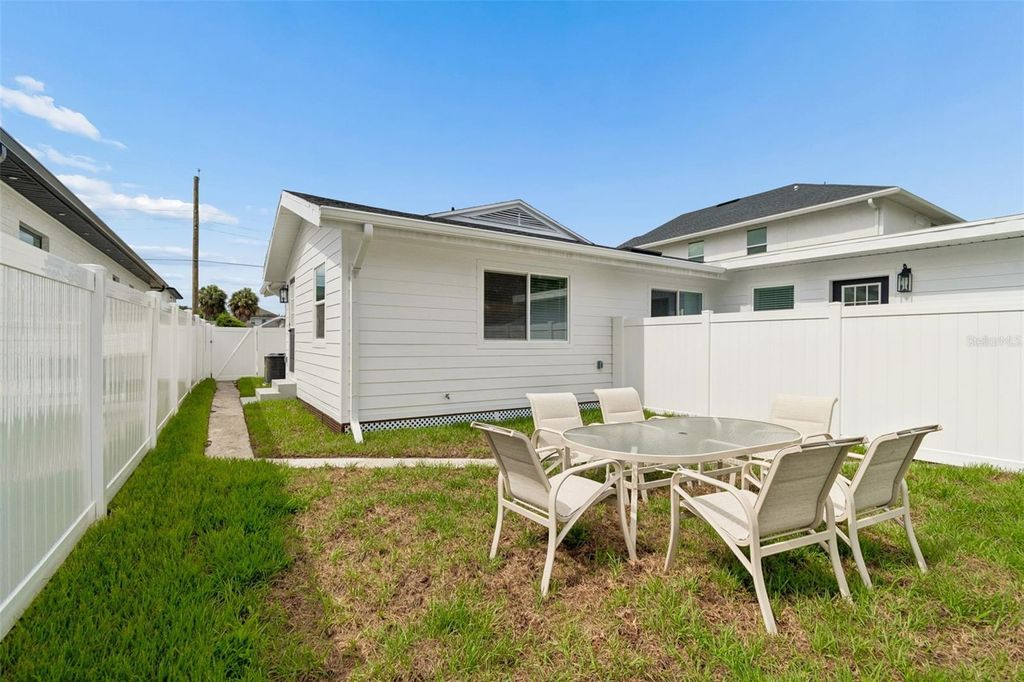 Image 27 of property listing at 2505 W NORTH B STREET, Tampa, FL 33609