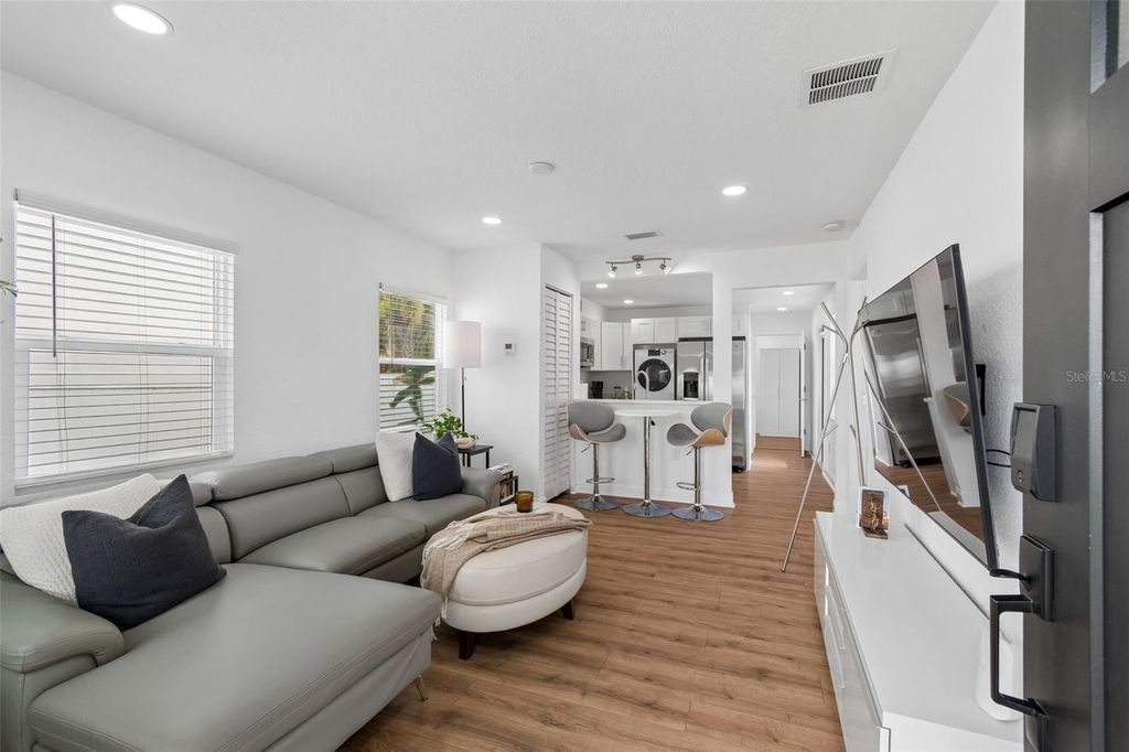 Image 29 of property listing at 2505 W NORTH B STREET, Tampa, FL 33609