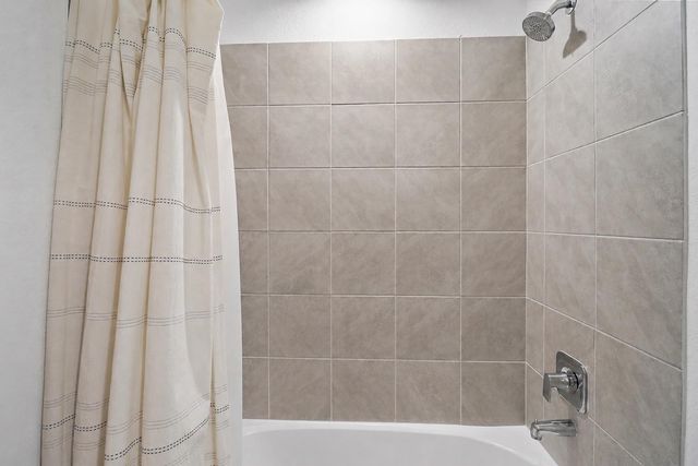 407 Turtle Oak Lane, Baytown, TX 77523