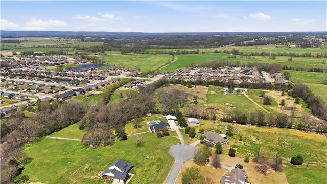 320 Lee Ann Way, Prairie Grove, AR 72753