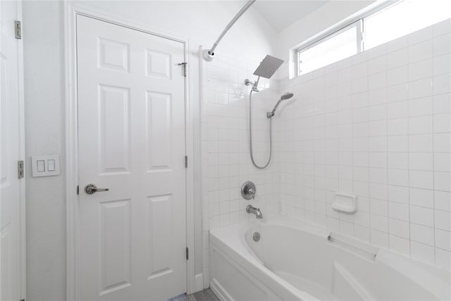 216 Brickyard LN, Jarrell, TX 76537