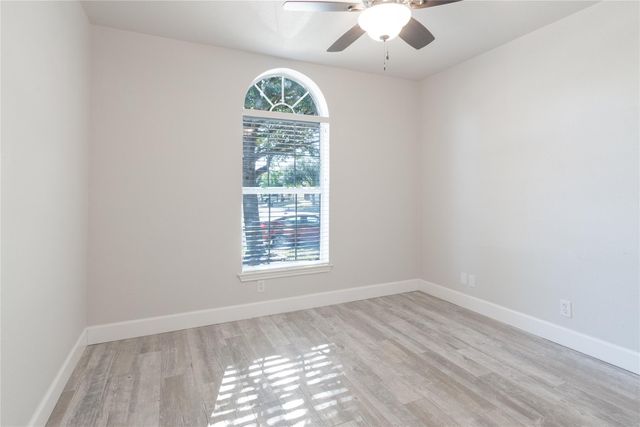 216 Brickyard LN, Jarrell, TX 76537