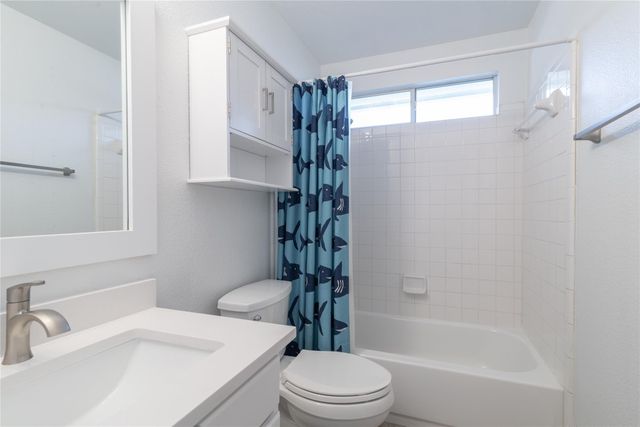 216 Brickyard LN, Jarrell, TX 76537