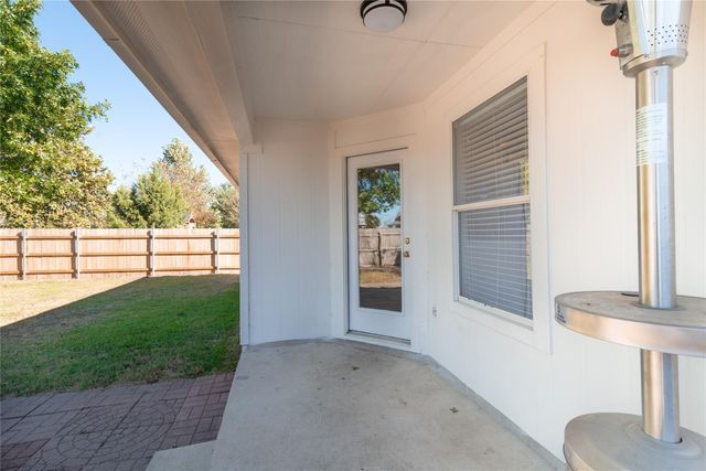 216 Brickyard LN, Jarrell, TX 76537