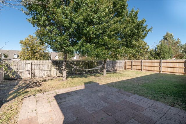 216 Brickyard LN, Jarrell, TX 76537