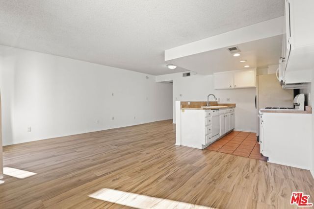 2700 Cahuenga Boulevard 2216, Los Angeles, CA 90068