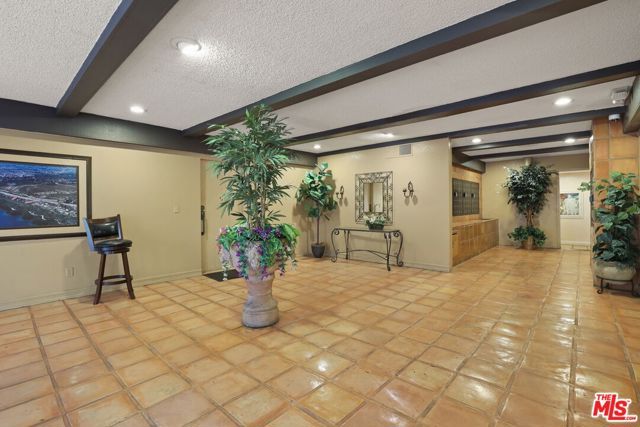 2700 Cahuenga Boulevard 2216, Los Angeles, CA 90068