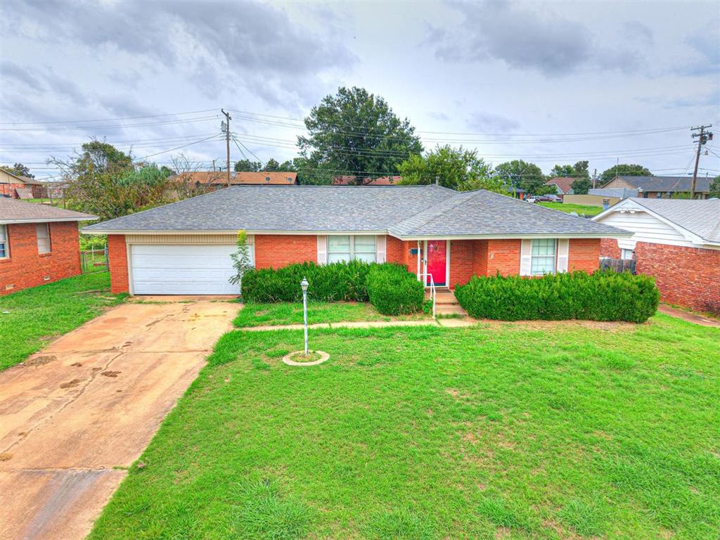 1212 Lynnwood Drive, Lindsay, OK 73052