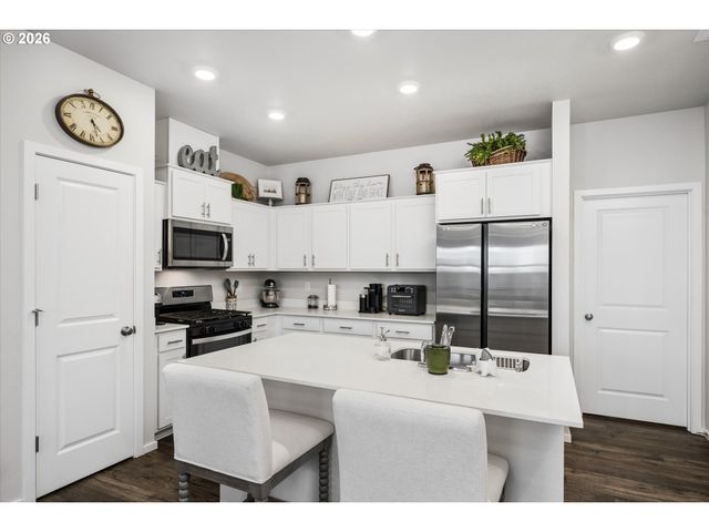 2769 V St, Springfield, OR 97477