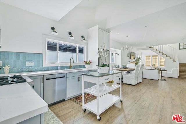 712 Crestmoore Place A, Los Angeles, CA 90291