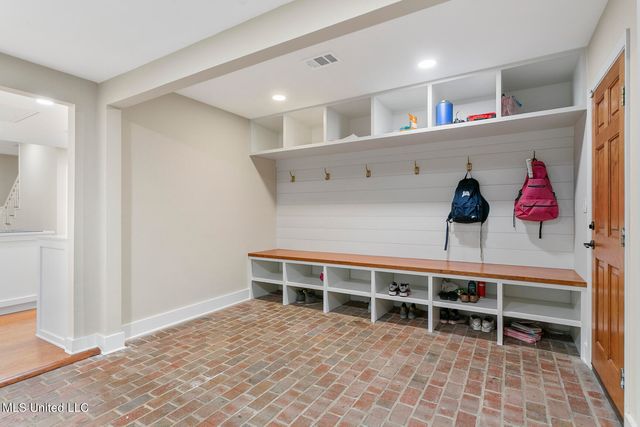 4408 Deer Creek Drive, Jackson, MS 39211