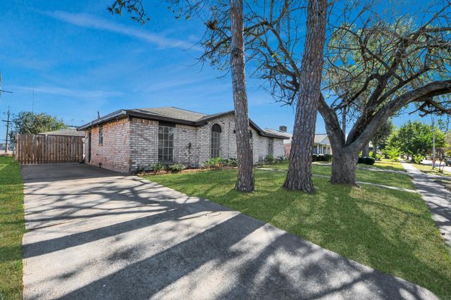 8011 La Roche Lane, Houston, TX 77036