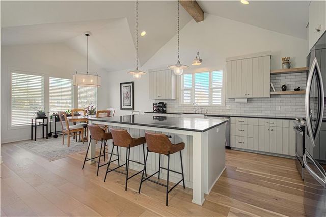 8129 N Farley Avenue, Kansas City, MO 64158