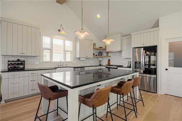 8129 N Farley Avenue, Kansas City, MO 64158