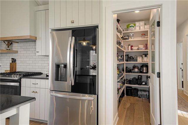 8129 N Farley Avenue, Kansas City, MO 64158