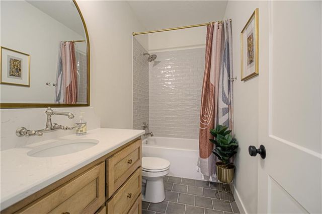 8129 N Farley Avenue, Kansas City, MO 64158