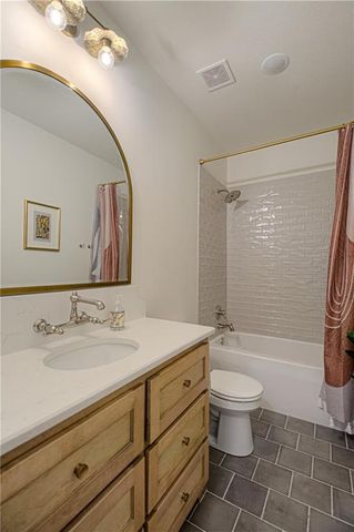 8129 N Farley Avenue, Kansas City, MO 64158