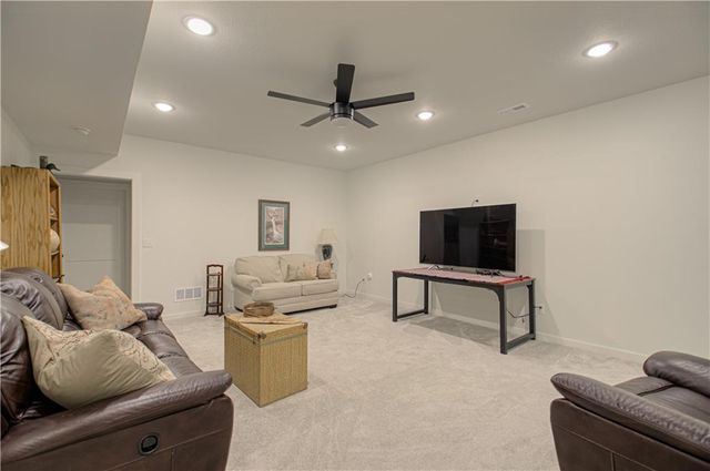 8129 N Farley Avenue, Kansas City, MO 64158