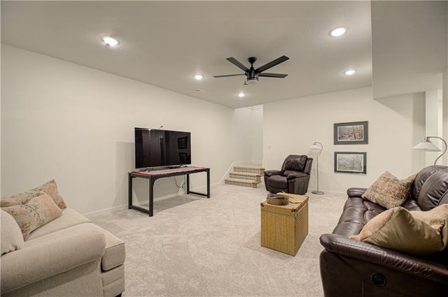 8129 N Farley Avenue, Kansas City, MO 64158