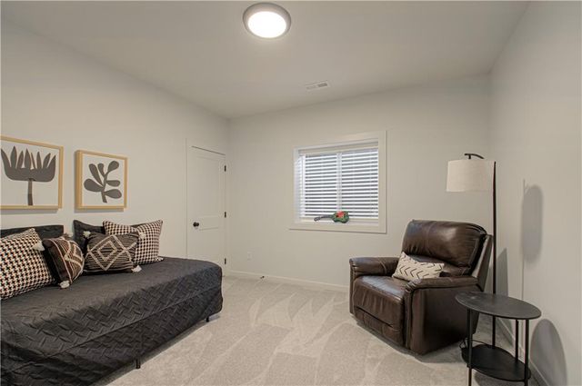 8129 N Farley Avenue, Kansas City, MO 64158