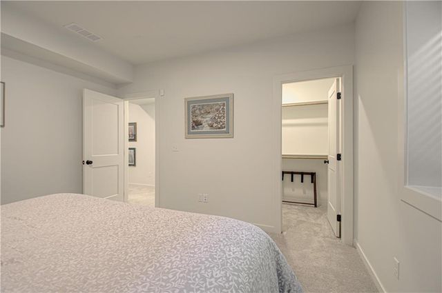 8129 N Farley Avenue, Kansas City, MO 64158