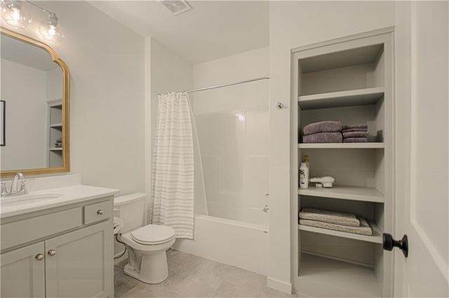 8129 N Farley Avenue, Kansas City, MO 64158