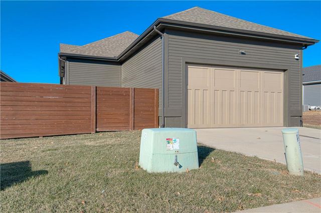 8129 N Farley Avenue, Kansas City, MO 64158