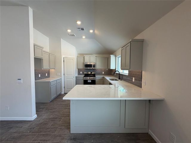 1104 Redwood Creek Drive, Yukon, OK 73099