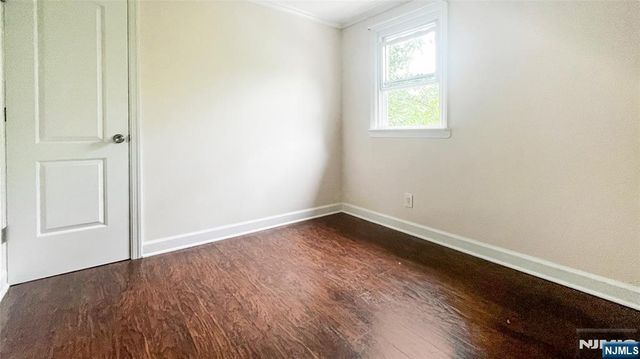 17 Oak Street, Rochelle Park, NJ 07662