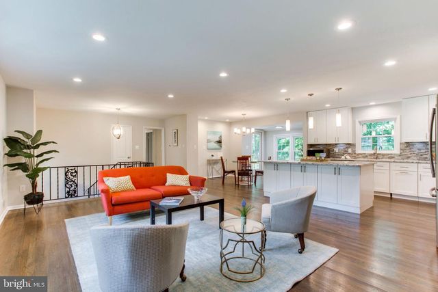 9112 SANTAYANA DR, Fairfax, VA 22031