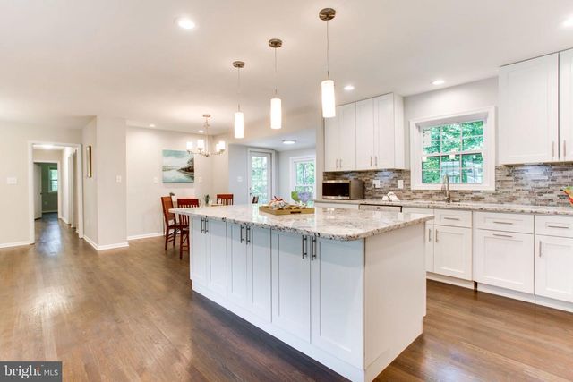 9112 SANTAYANA DR, Fairfax, VA 22031