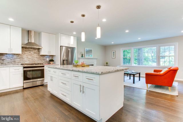 9112 SANTAYANA DR, Fairfax, VA 22031