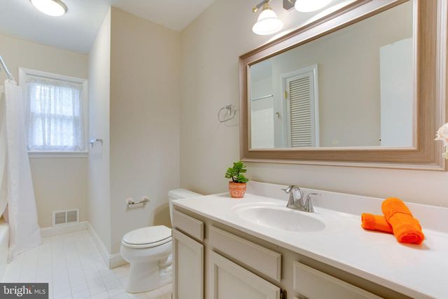 9112 SANTAYANA DR, Fairfax, VA 22031