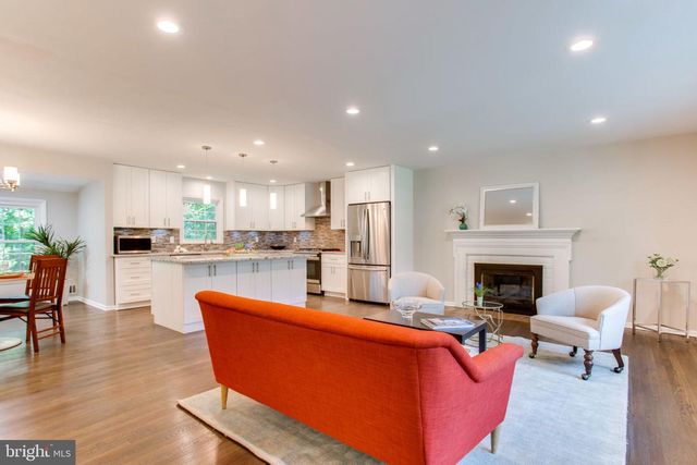 9112 SANTAYANA DR, Fairfax, VA 22031
