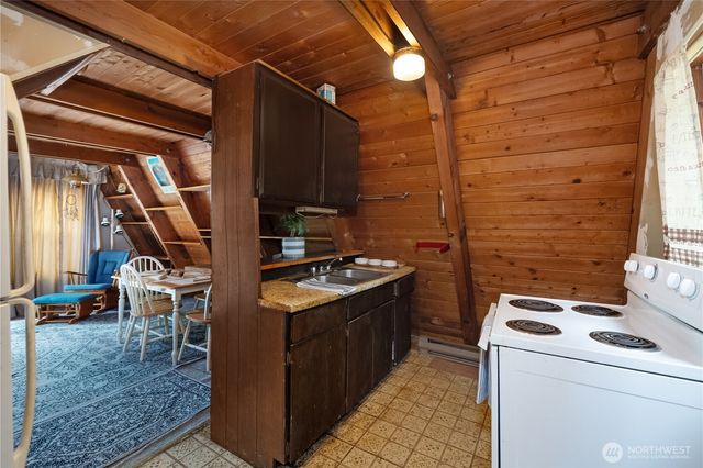 580 E Emerald Lake Drive E, Grapeview, WA 98546