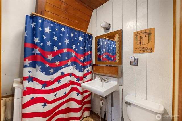 580 E Emerald Lake Drive E, Grapeview, WA 98546