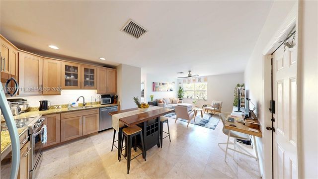 530 NE 15th Court 7, Fort Lauderdale, FL 33304