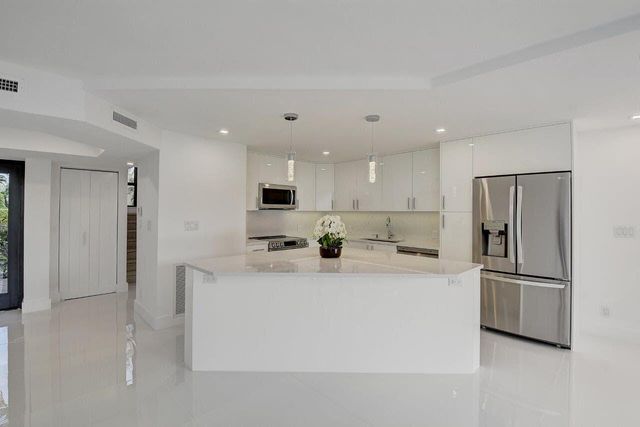 2006 Bridgewood Drive, Boca Raton, FL 33434